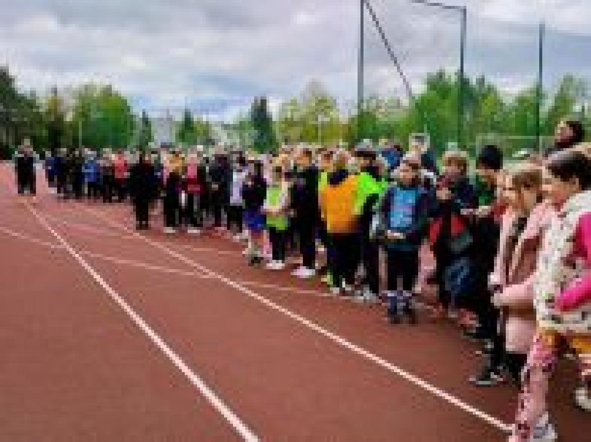 Grupa młodzieży na boisku lekkoatletycznym