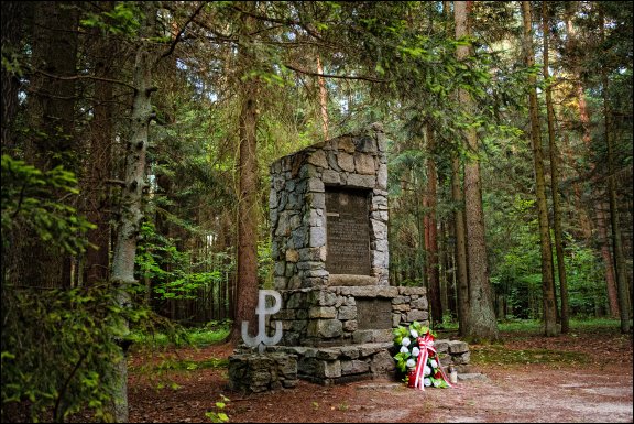 pomnik upamiętniający stacjonujących w 1944 r. żołnierzy